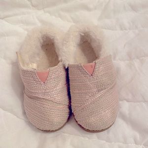 Adorable pink & silver glitter thread Toms with faux fur lining -toddler girl 6
